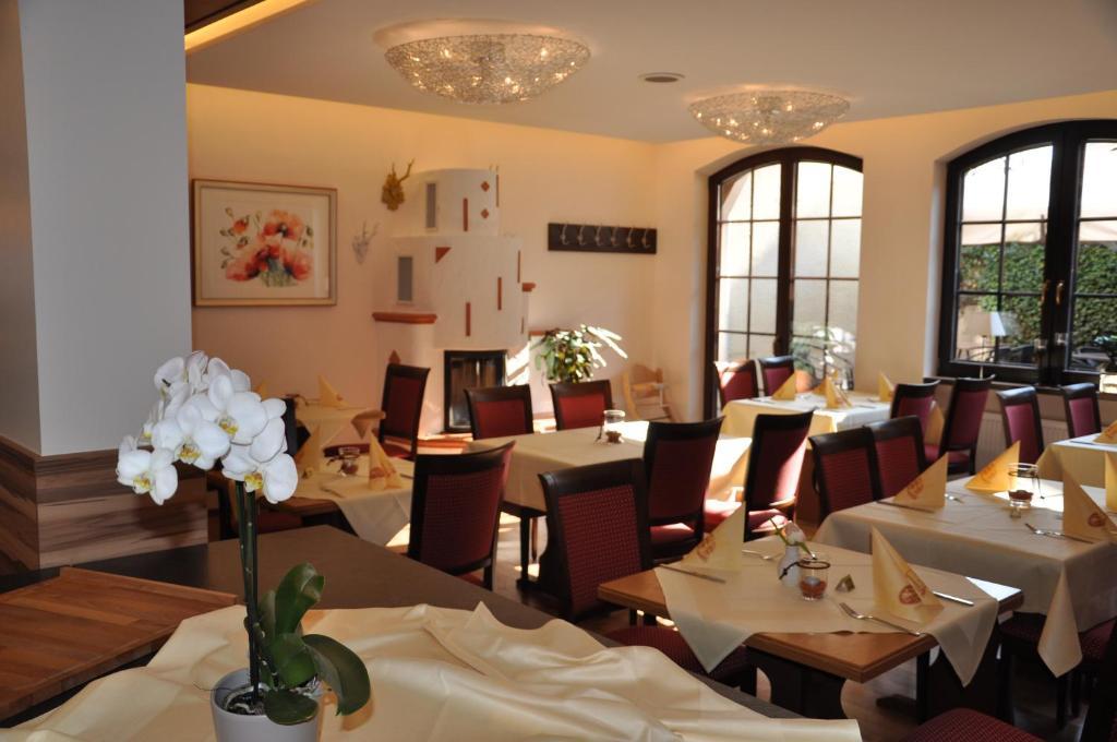 Hotel Restaurant Zum Schwan Mettlach Exterior photo